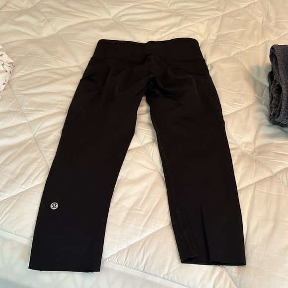 Lululemon black cropped leggings with pockets - Picture 2 of 2